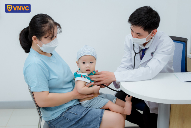 khám sàng lọc trước khi tiêm phòng cho trẻ