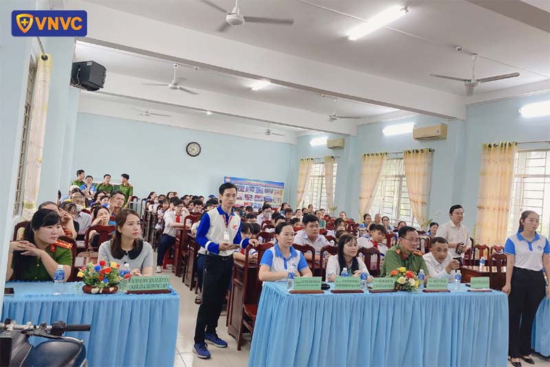 lễ trao tặng quà cho học sinh
