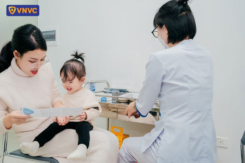 mua nắng nóng ảnh hưởng đến sức khỏe trẻ em