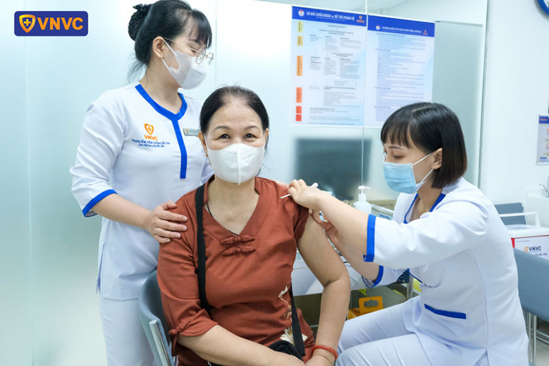 người lớn tiêm vắc xin