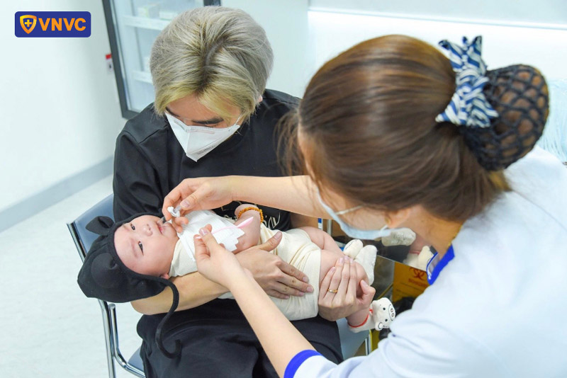 nhỏ vắc xin rota cho trẻ