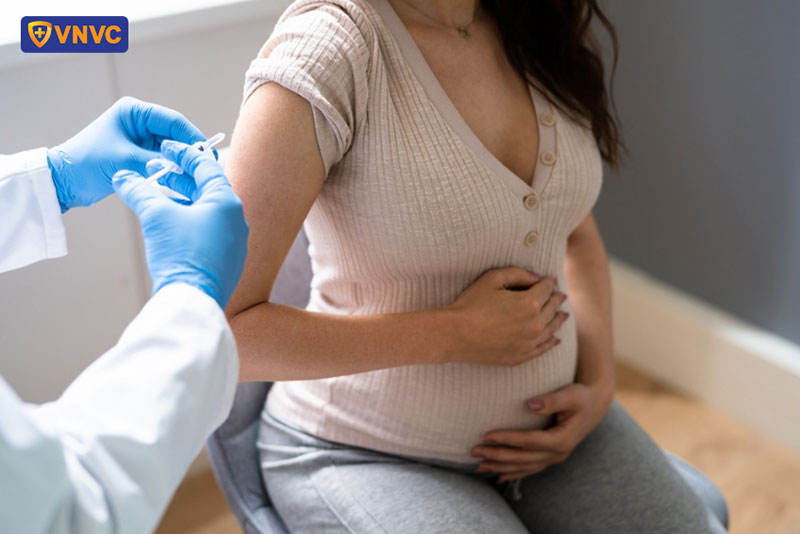phụ nữ mang thai tiêm vắc xin