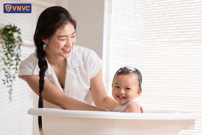 tắm rửa vệ sinh cho bé trước khi tiêm vắc xin