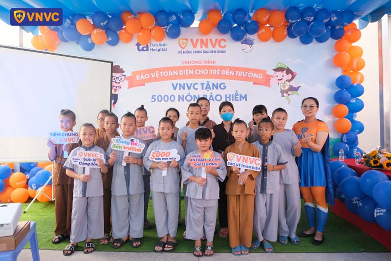 tặng nón bảo hiểm cho chú tiểu