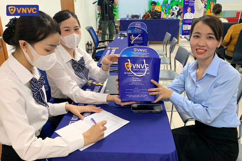 tặng quà khách hàng tham gia lớp học tiền sản