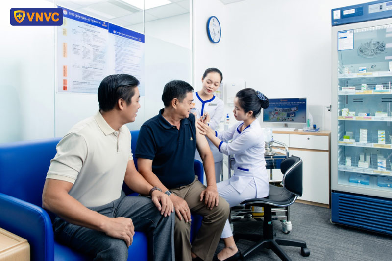 tiêm chủng cho người lớn