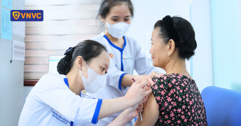 tiêm phế cầu 23 cho người lớn tuổi