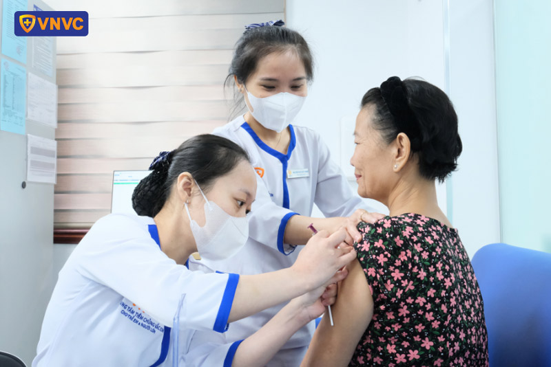 tiêm phế cầu 23 cho người lớn tuổi