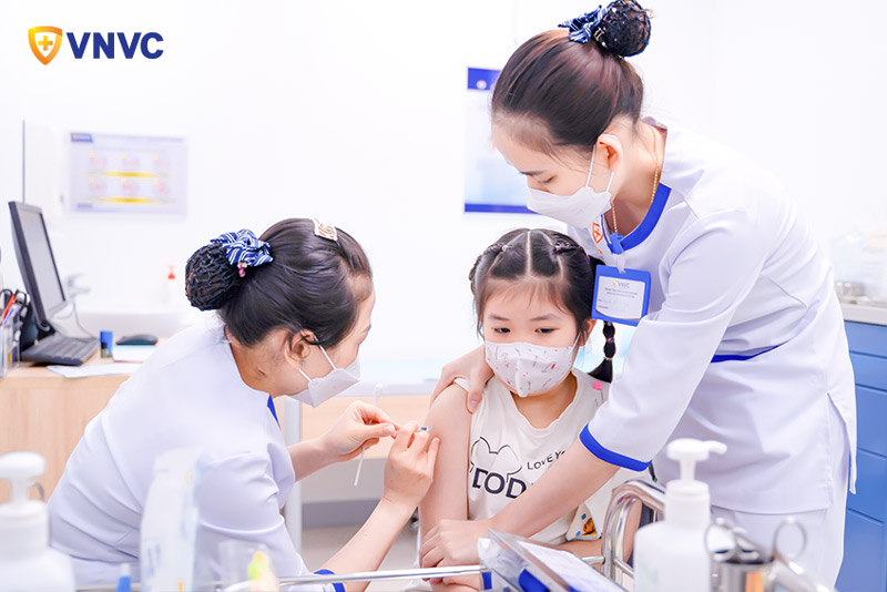 tiêm phòng cho bé gái