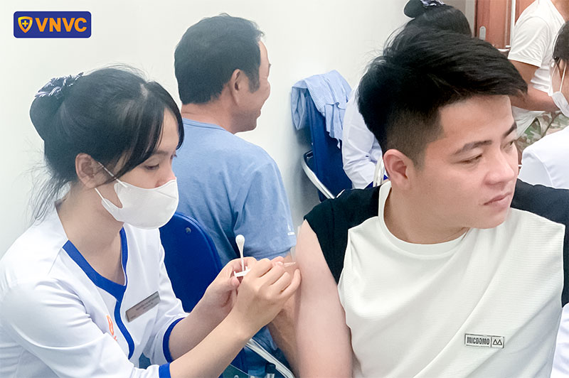 tiêm vắc xin cho chiến sĩ