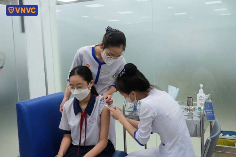 tiêm vắc xin cho học sinh