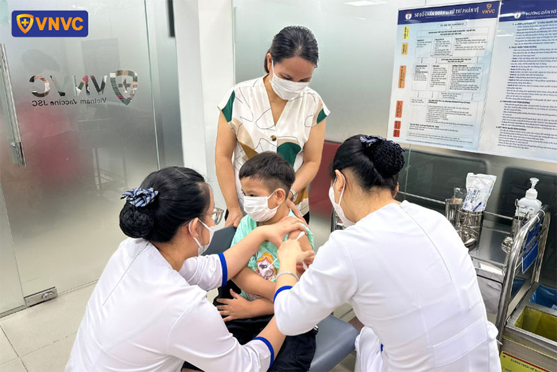 tiêm vắc xin ngừa bệnh cho bé trai