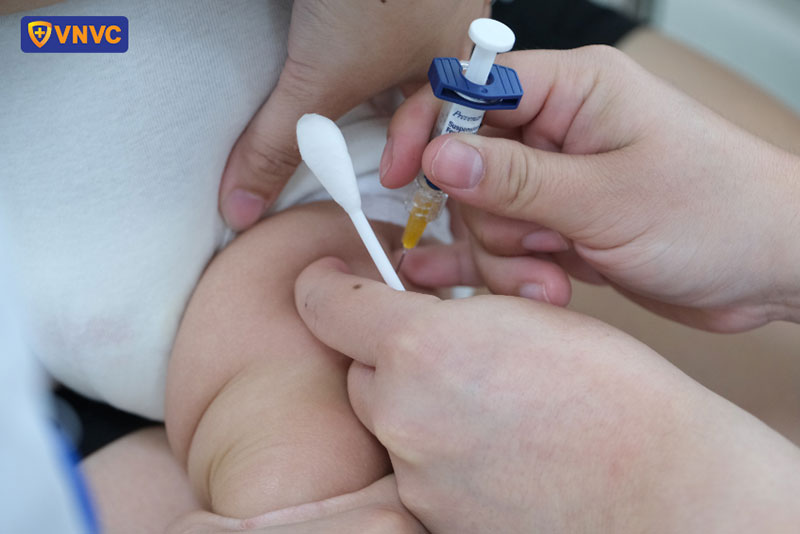 tiêm vắc xin phế cầu cho bé
