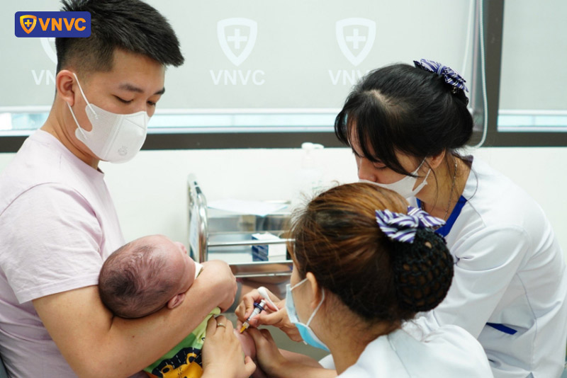 tiêm vắc xin phòng bệnh phế cầu cho trẻ