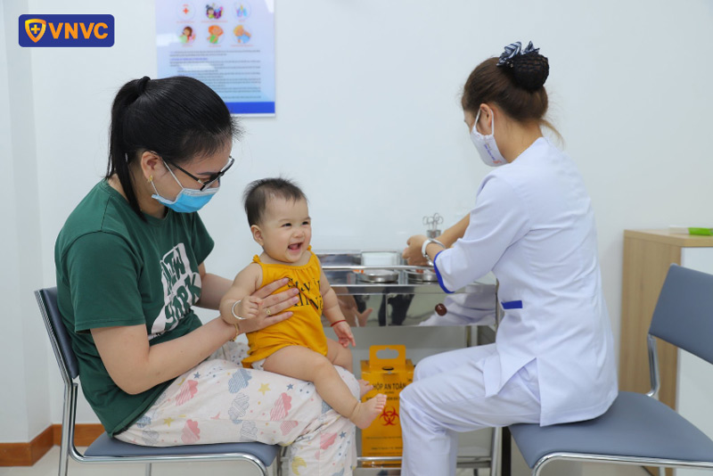 tiêm vắc xin phòng bệnh sởi cho trẻ