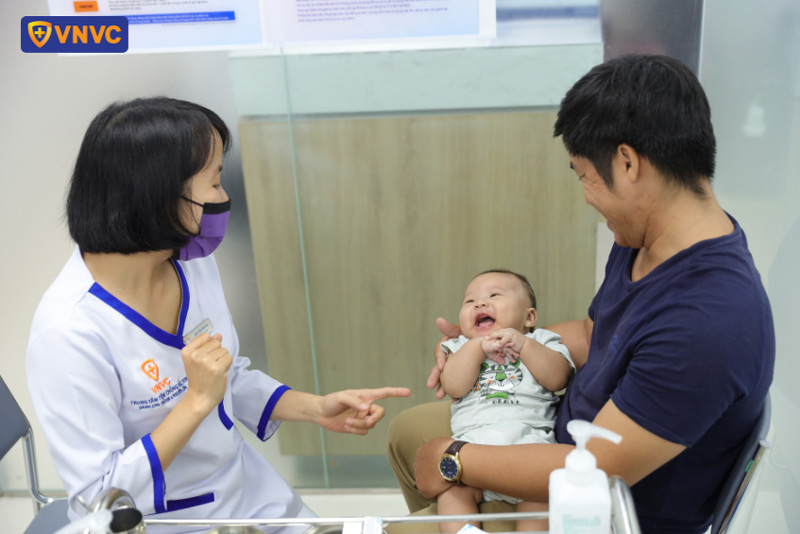 trẻ đang bệnh có chích ngừa được không
