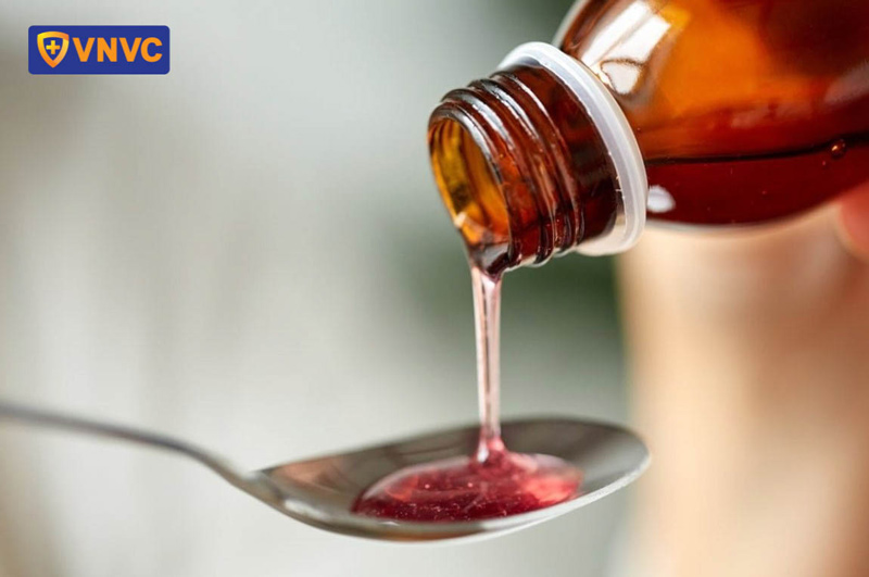 trẻ đang uống siro ho có được chích ngừa không
