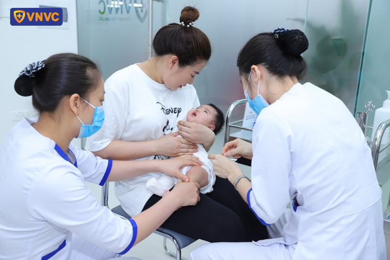 trẻ đang uống thuốc hạ sốt chích ngừa được không