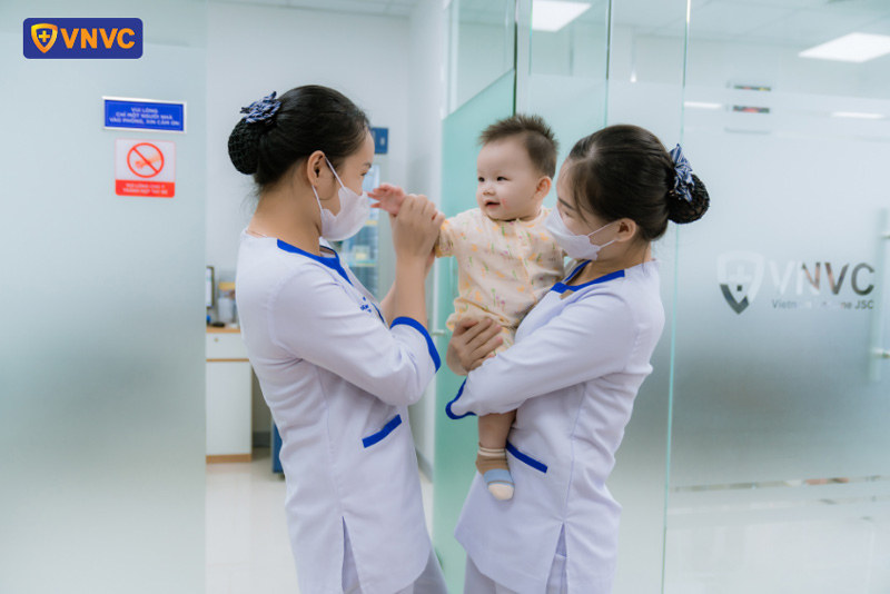 trẻ nhỏ tiêm chủng tại vnvc