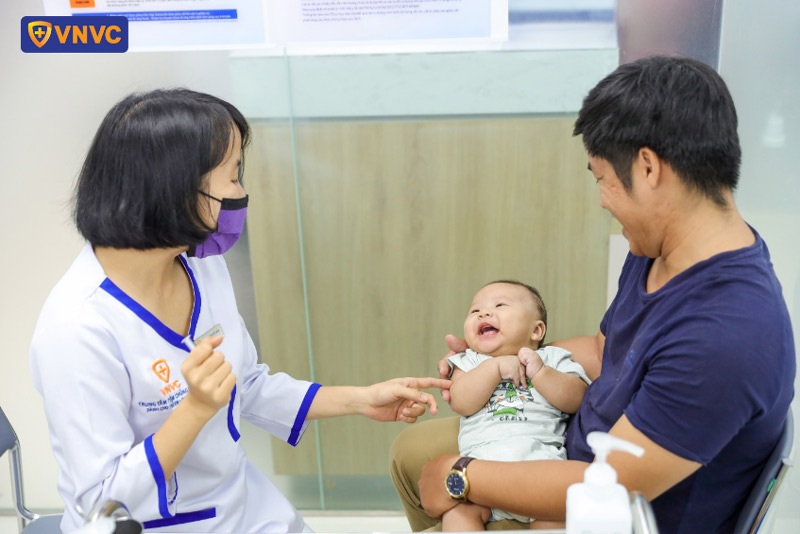 trẻ tiêm vắc xin 6 trong 1 tại vnvc