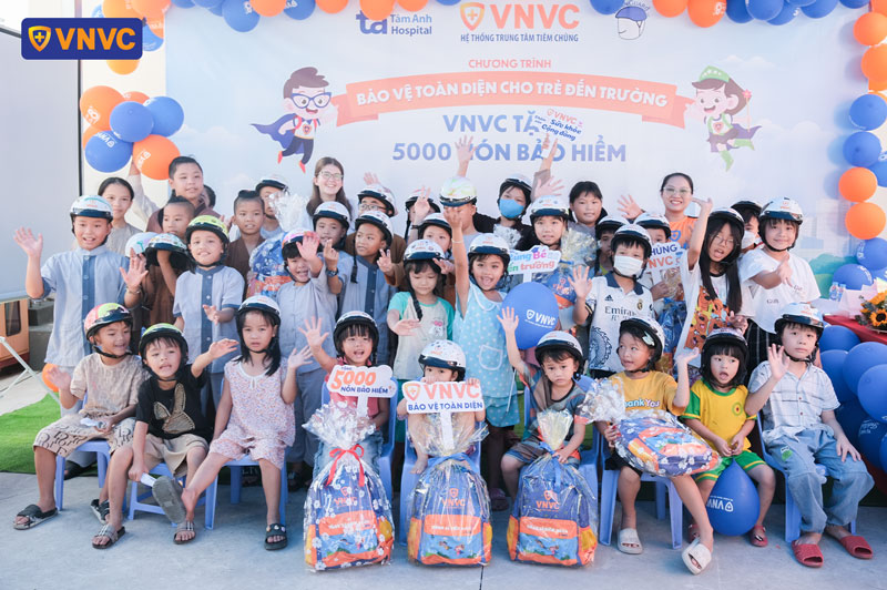 vnvc tặng 5000 nón bảo hiểm cho trẻ em