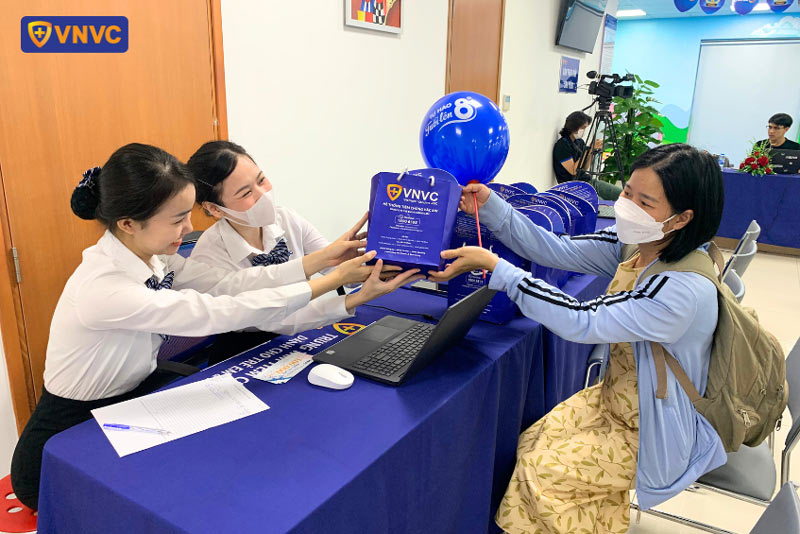vnvc tặng quà khách hàng tham gia lớp học tiền sản