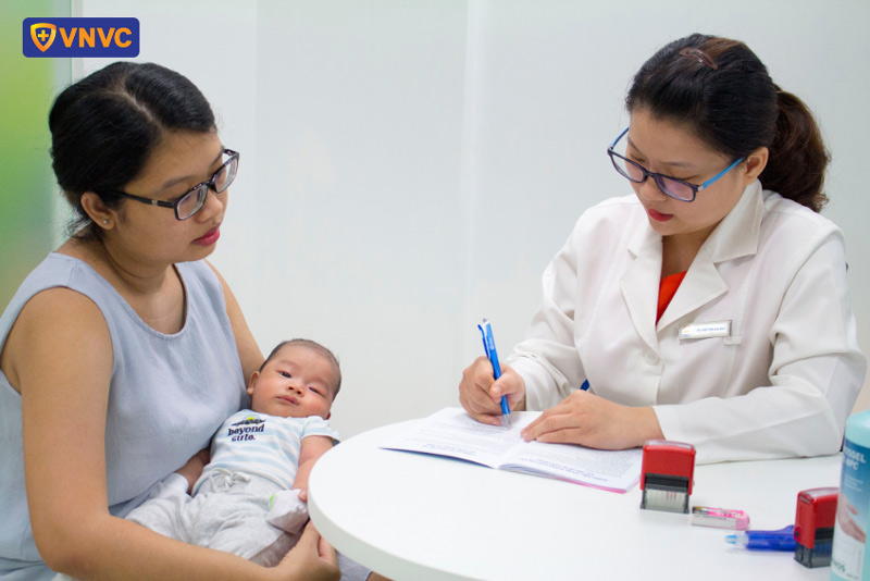 bác sĩ tư vấn tiêm phế cầu cho trẻ