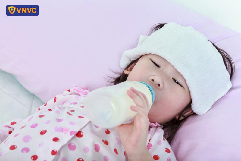 bé bị sốt sau tiêm vắc xin sởi