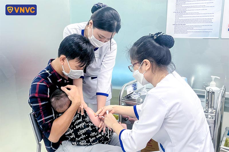 bé được tiêm sởi mũi 2
