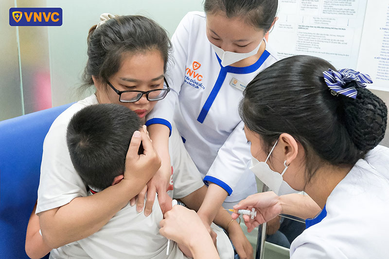 bé hải yến tiêm vắc xin sốt xuất huyết
