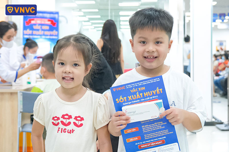 bé minh hiếu tiêm vắc xin sốt xuất huyết