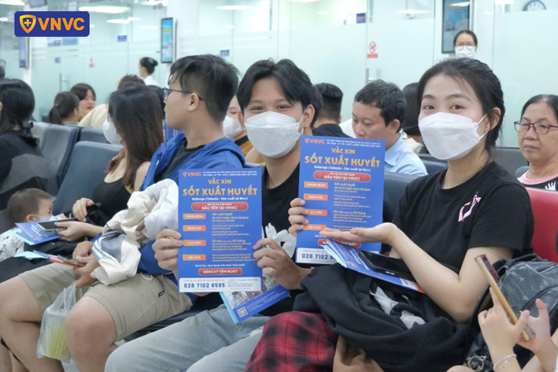 các bạn trẻ tiêm sốt xuất huyết