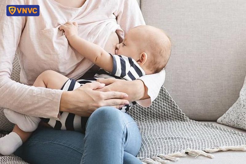 cho con bú tư thế ôm nôi