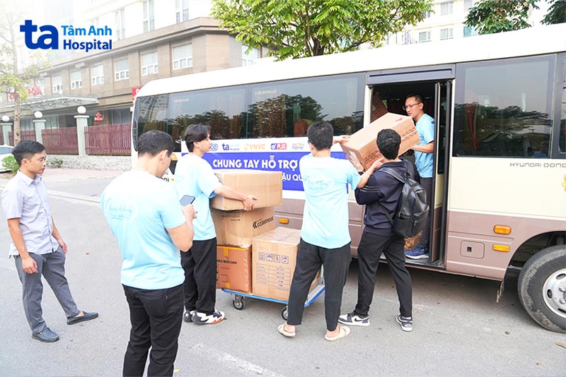 chuyển hàng lên xe cứu trợ