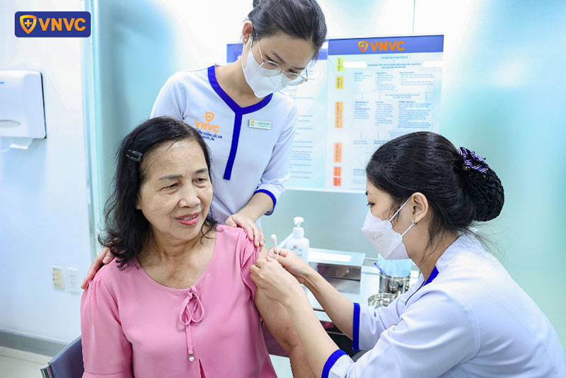 cố nghiệp tiêm vắc xin sốt xuất huyết