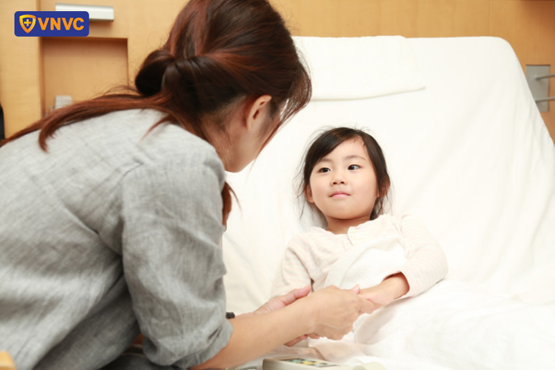 đắp chăn cho trẻ bị sốt xuất huyết