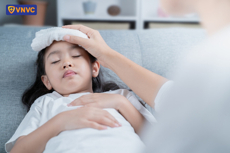 hạ sốt cho trẻ sau tiêm phế cầu