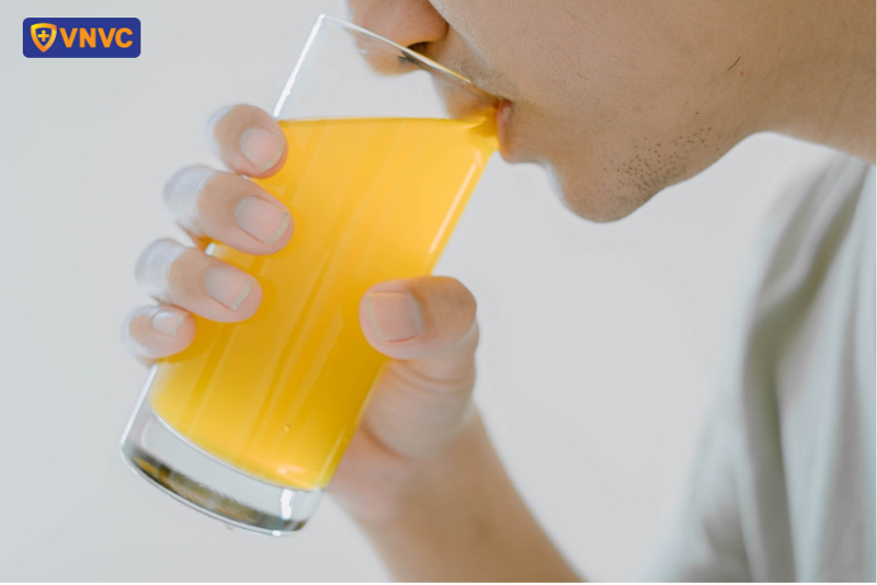 không pha oresol với nước trái cây