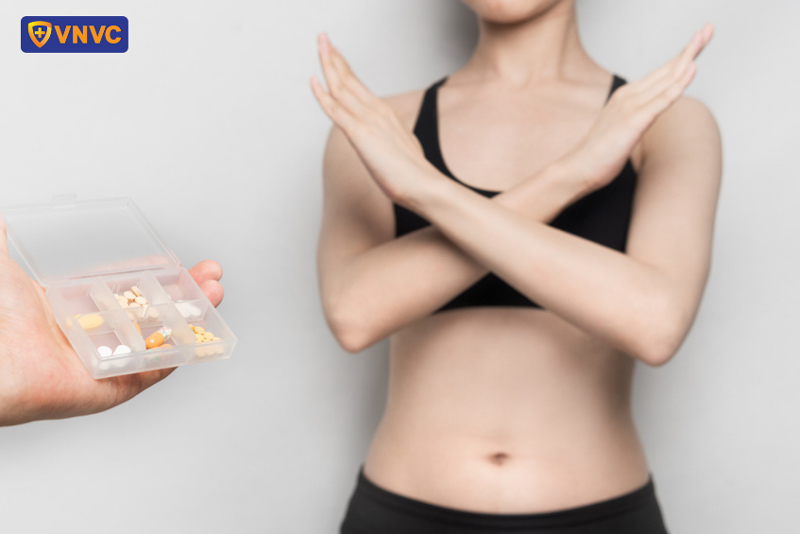 không tự ý dùng thuốc khi bị sốt xuất huyết