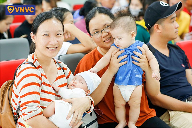 Mẹ và bé đi tiêm ngừa