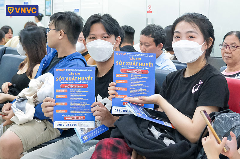 nhiều người đến tiêm vắc xin sốt xuất huyết