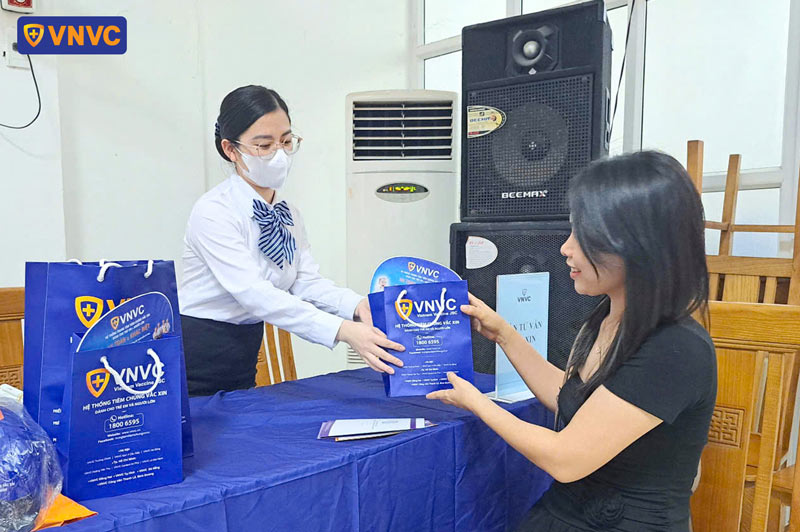 tặng quà khách hàng tham gia lớp học tiền sản