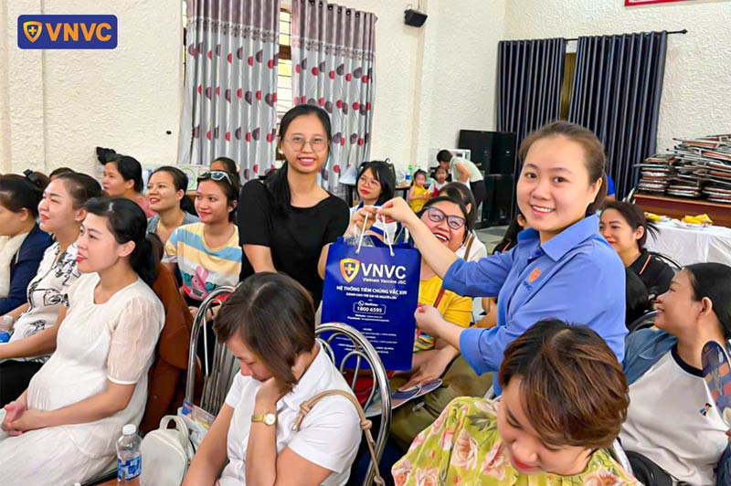 tặng quà khách tham gia chương trình tư vấn vắc xin