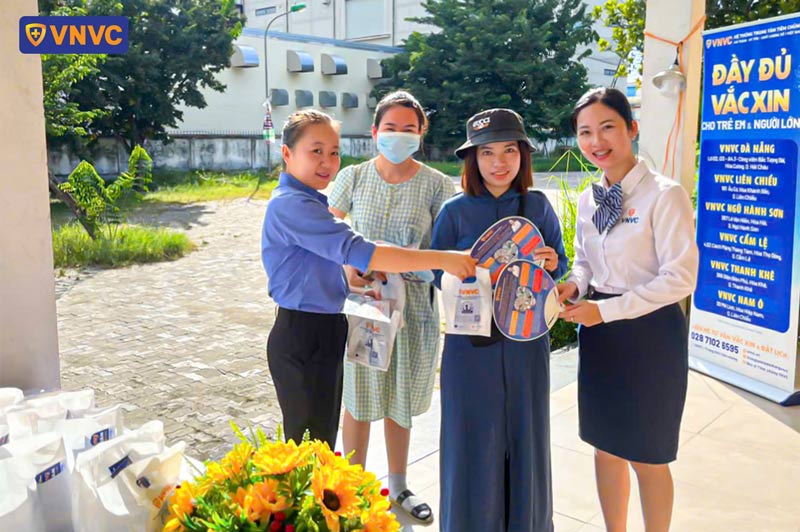 tặng quà khách tham gia tư vấn vắc xin khi mang thai