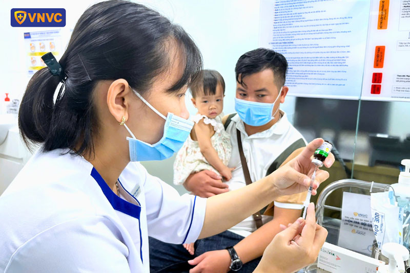 tiêm ngừa bệnh sởi cho bé