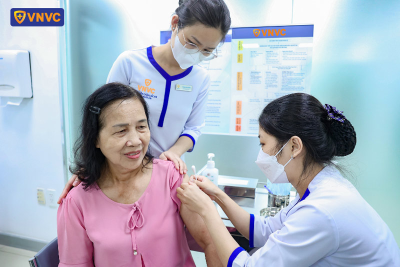 tiêm phòng sốt xuất huyết cho người cao tuổi