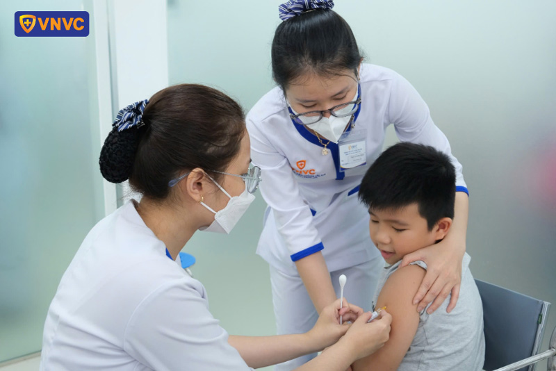 tiêm phòng sốt xuất huyết cho trẻ nhỏ