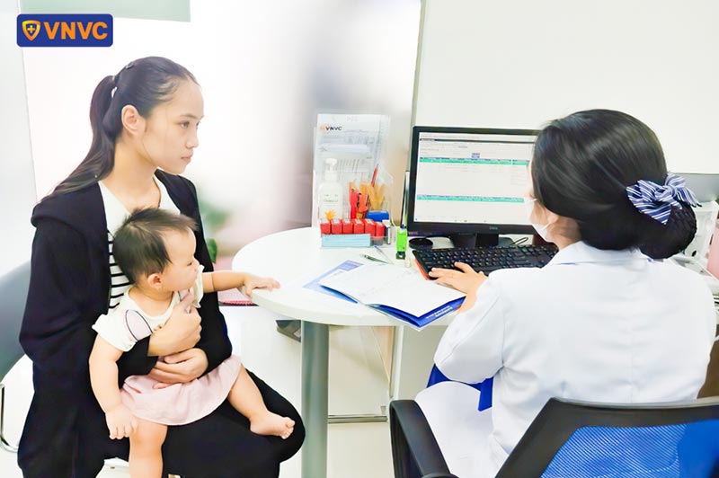 tiêm vắc xin cho bé