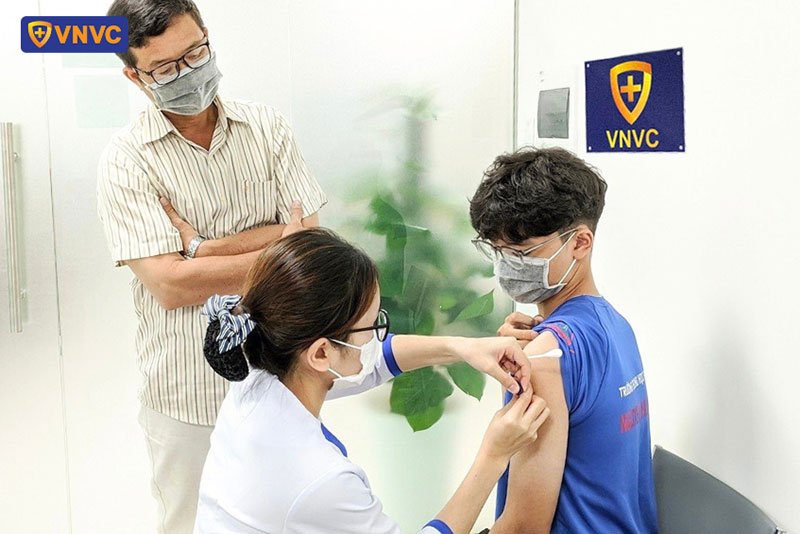 Tiêm vắc xin cho thanh thiếu niên