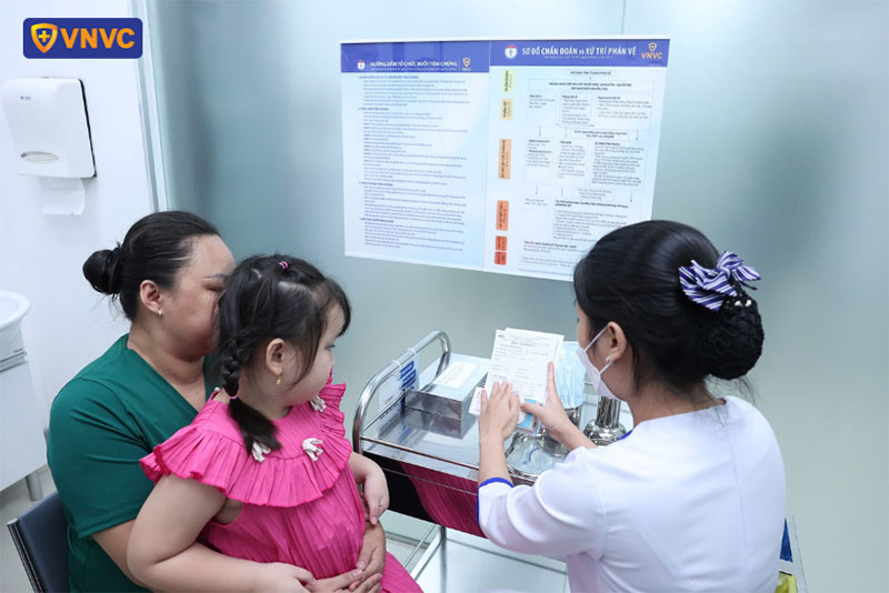 tiêm vắc xin cho trẻ